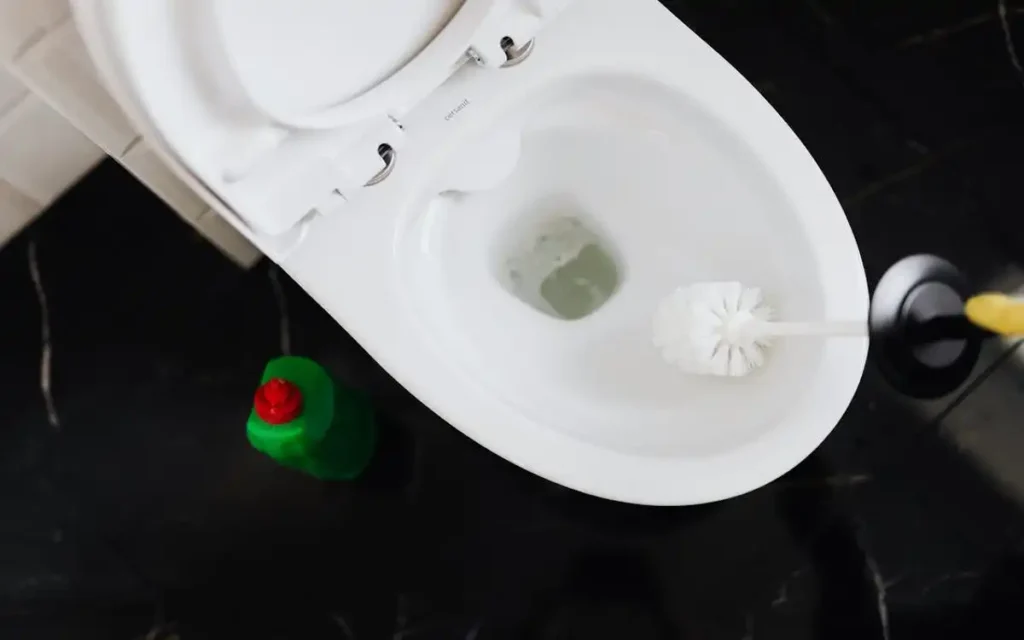 how to unclog toilet bowl without plunger
